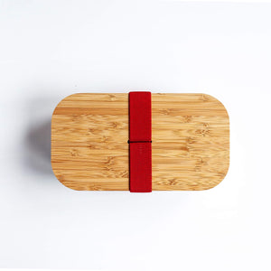 
                  
                    bamboo lid with red elastic fastening strap
                  
                
