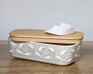 
                  
                    rectangular  lunch box printed with dugongs, wooden lid and white  elastic fastening band and rubber seal
                  
                